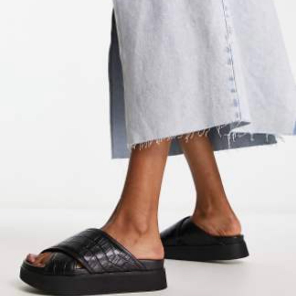 & Other Stories Black Croc-Embossed Platform Slide Sandals